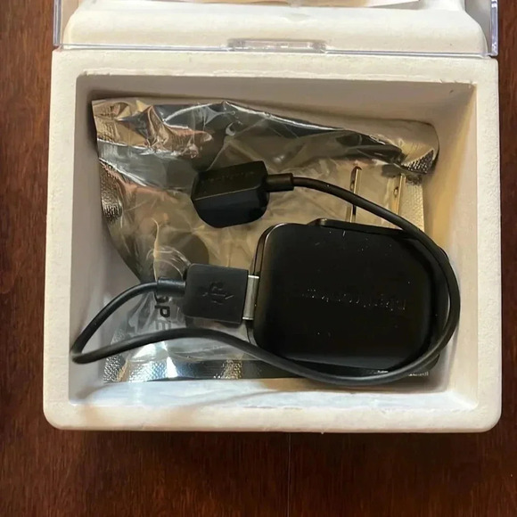 New in Open Box Plantronics Voyager Legend Wireless Bluetooth Headset - Picture 5 of 5